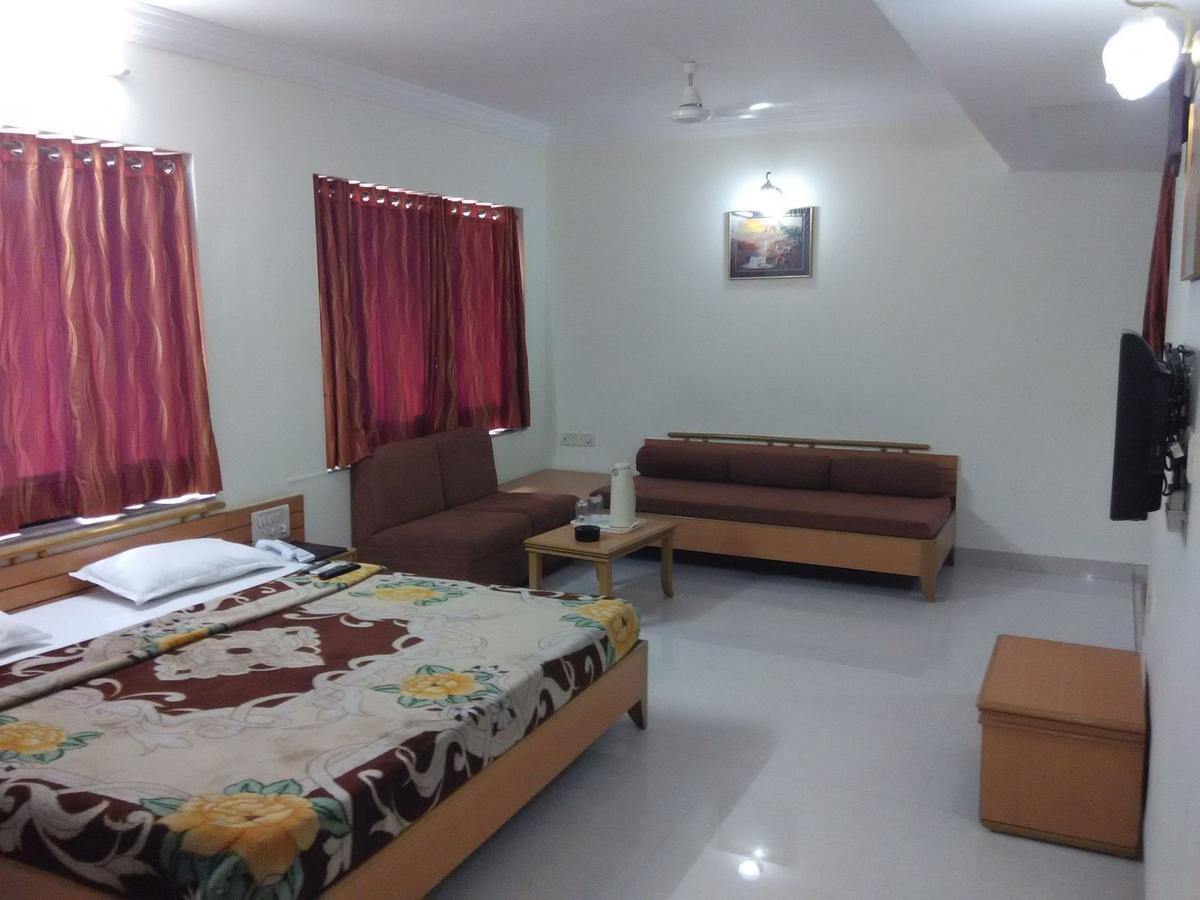 Hotel Galaxy سورات المظهر الخارجي الصورة